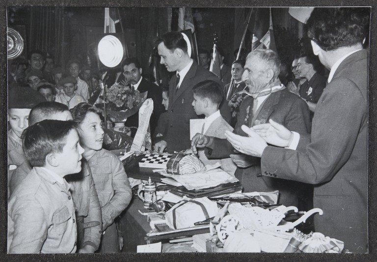 Reggio Emilia, 1955, Teatro Municipale, Festeggiamenti per l'80° di Alcide Cervi, omaggi ad Alcide Cervi